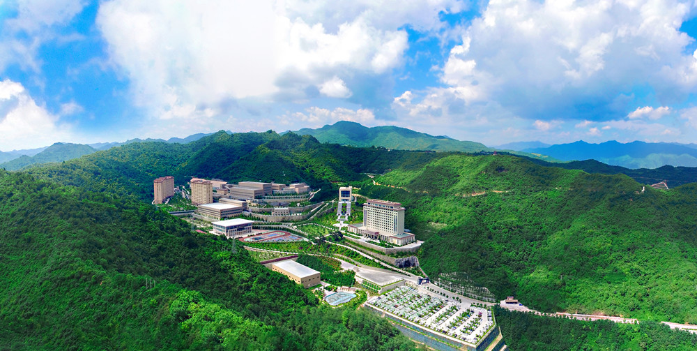 202206251656147280537725.jpg 圖1:綠樹掩映中的金徽礦業(yè)股份有限公司_副本.jpg