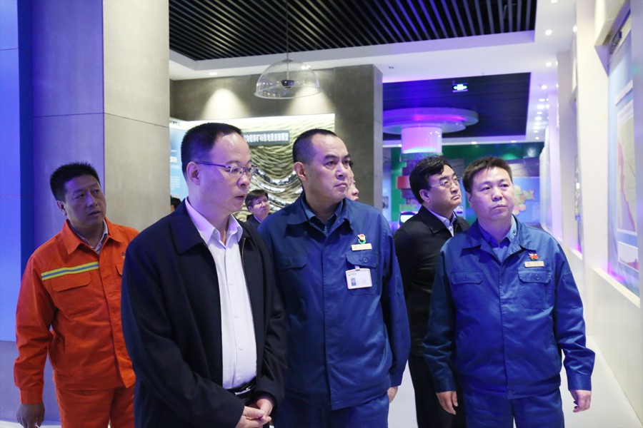 202406261719381588172111.jpg 10-2018年5月,時任省委副書記孫偉蒞臨金徽股份調研指導工作。.jpg