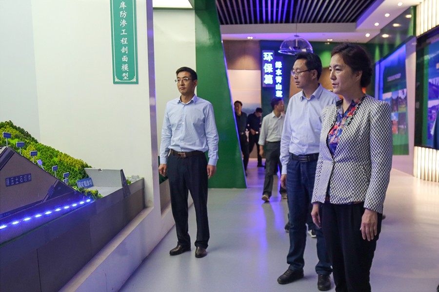 202505191747662910662423.jpg 29.2017年5月,省政協副主席(時任省委常委、宣傳部部長)陳青蒞臨金徽股份調研指導工作-900.jpg